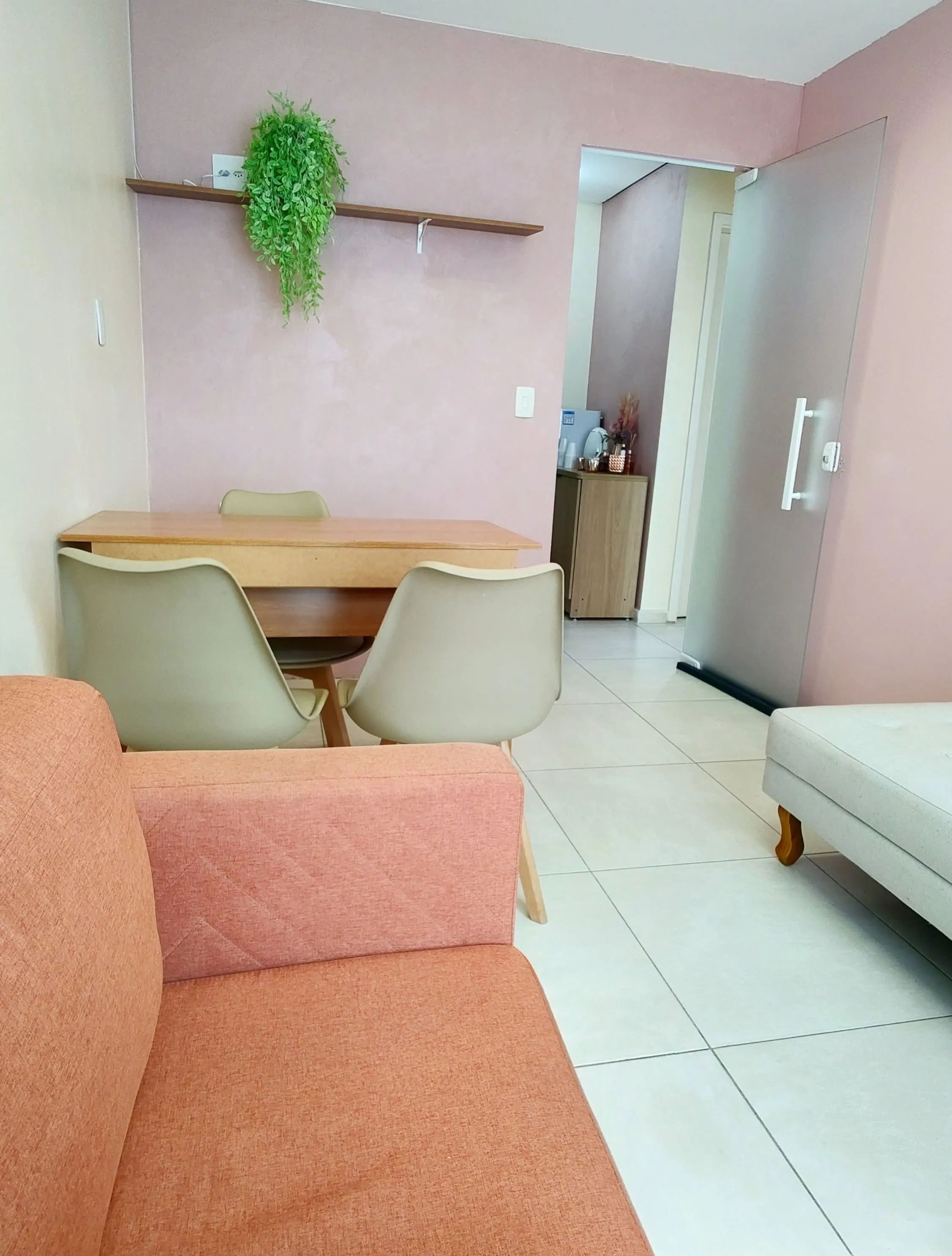 Poltrona e mesa da Sala Rosa vistas a partir do divã